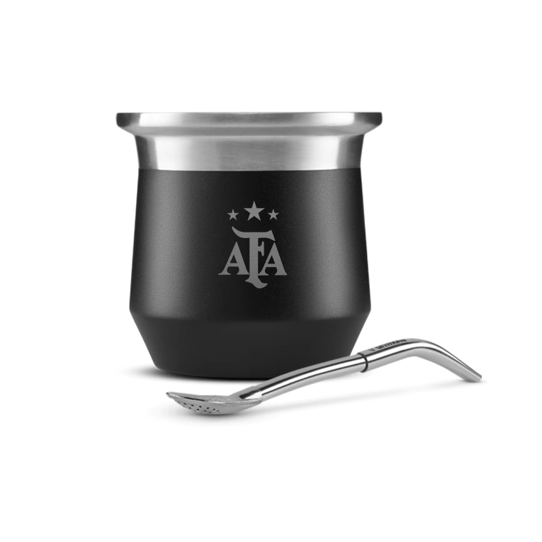 Mate negro con la leyenda AFA grabada y una bombilla plana.