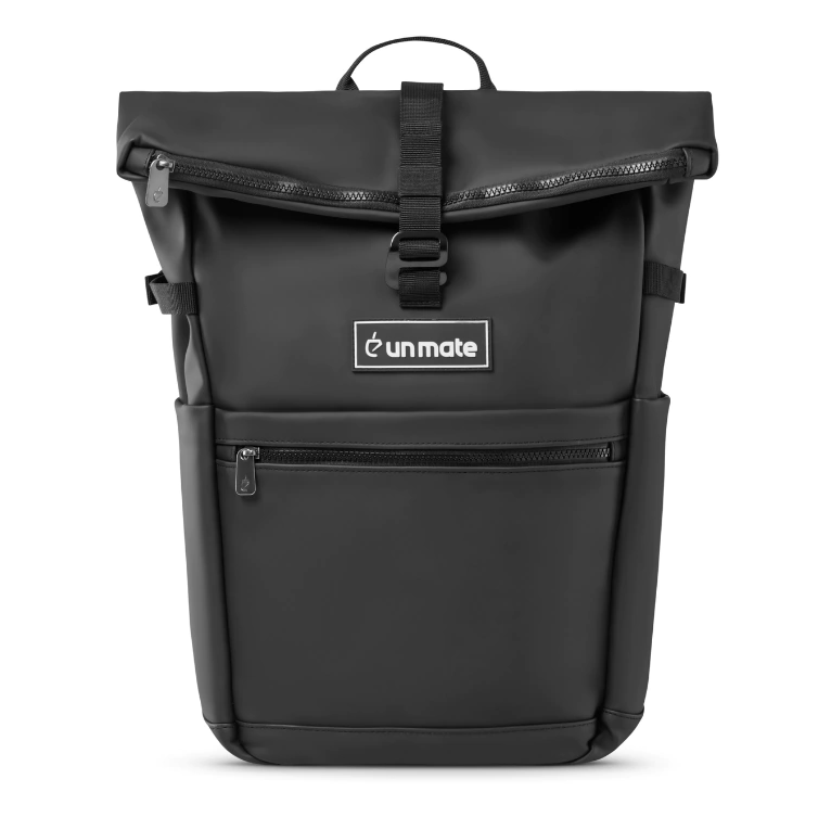 Mochila matera regulable negra.