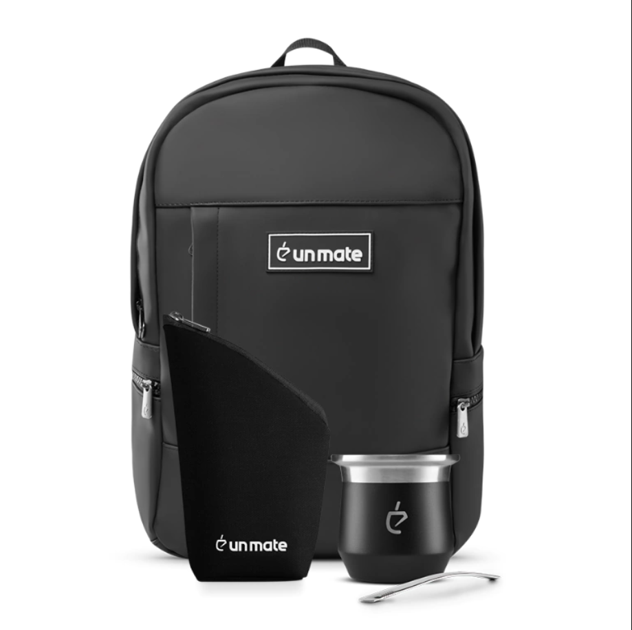 Mochila matera premium negra, yerbero de tela negro, mate negro con bombilla plana.