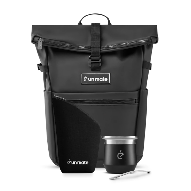 Mochila matera regulable negra, yerbero de tela negro, mate negro con bombilla plana.