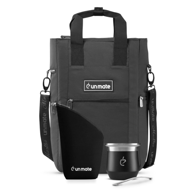 Bolso matera negra, yerbero de tela negro, mate negro con bombilla plana.